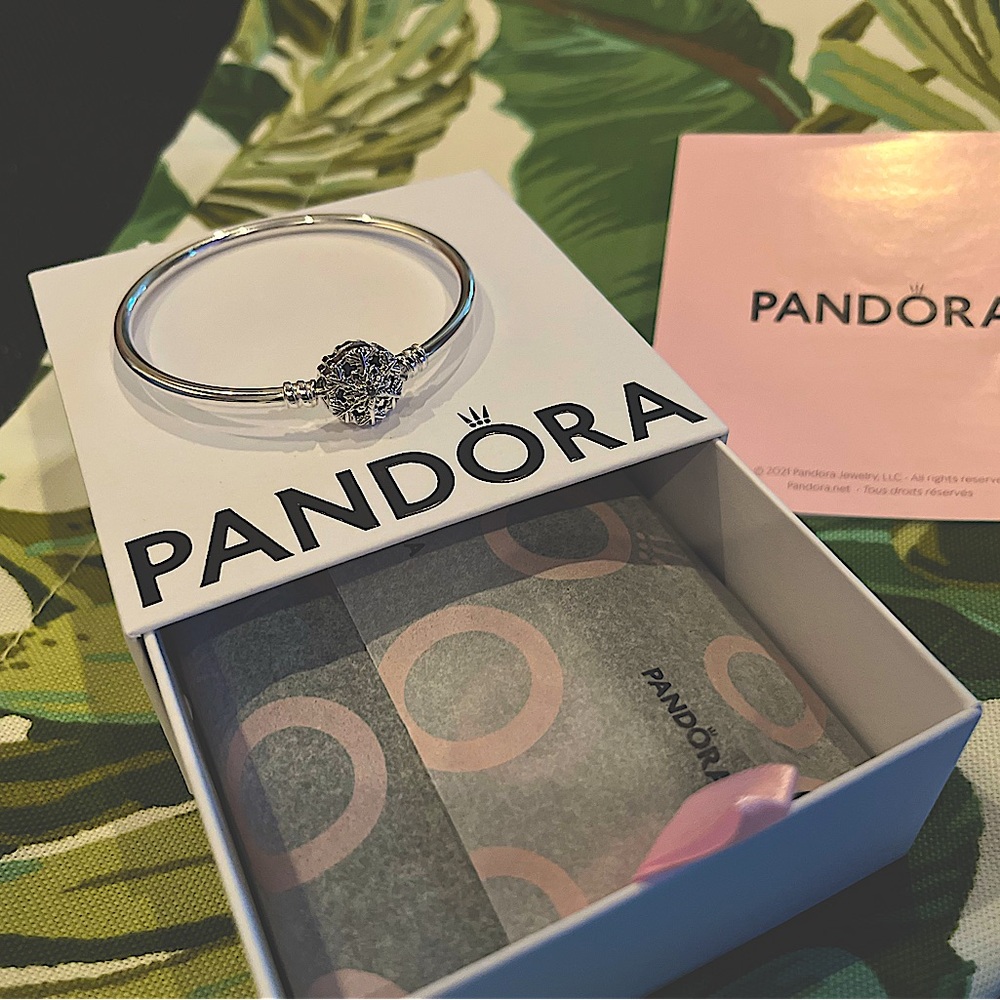 NEW in BOX 
Pandora Moments Sparkling Snowflake Clasp Bangle 6.7” Never worn